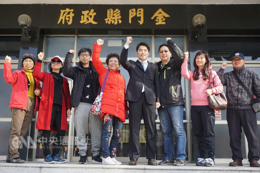 牙醫師盧冠宇(右4)18日在家人陪同下,來到金門縣選委會登記參加立委補選。中央社記者黃慧敏攝 108年1月18日