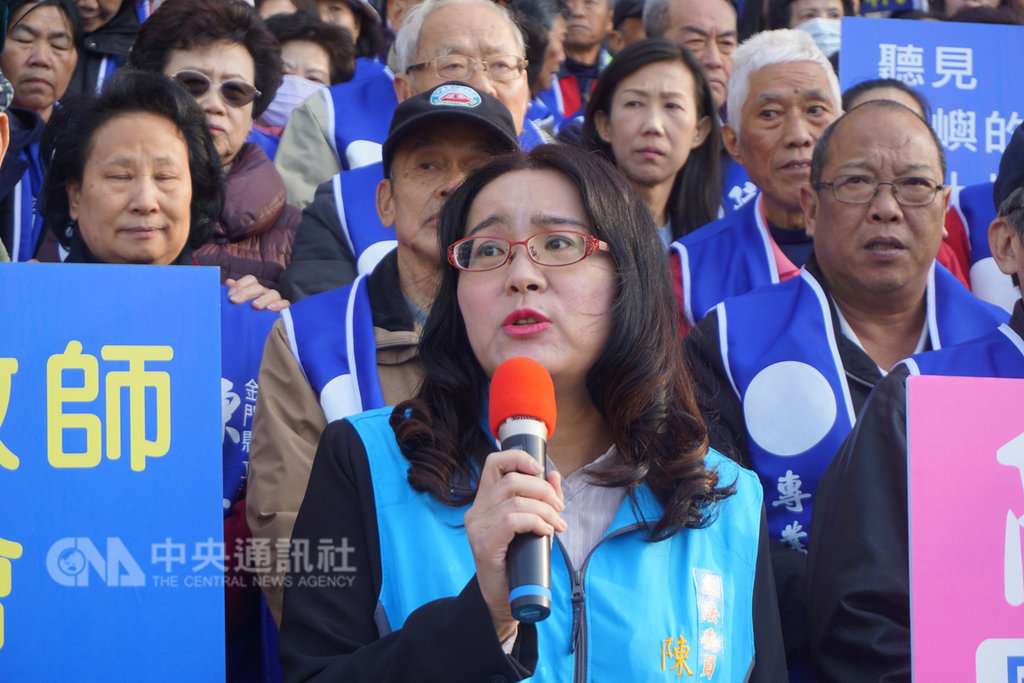前金門縣議員陳玉珍(前)18日前往金門縣選委會登記參加立委補選。她說,面對兩岸艱鉅時刻,金門必須要有一個具有兩岸和國際視野、有真材實料的金門子弟為金門發聲。中央社記者黃慧敏攝 108年1月18日
