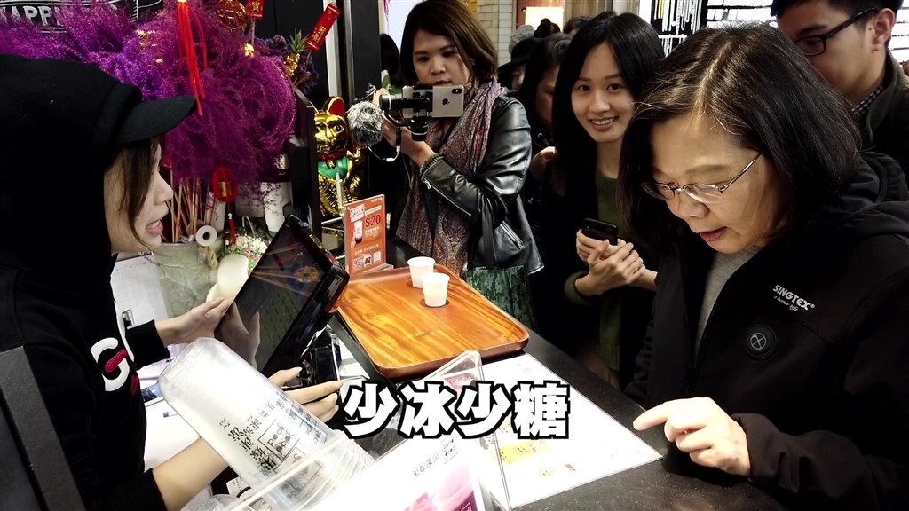 打造總統臉書新風貌,幕後推手是七年級生的林鶴明與兩位八年級女生翊婷(左3)與思吟(左2)。(圖取自facebook.com/tsaiingwen)