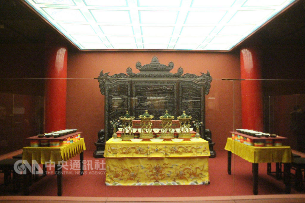 滿漢全席是民眾對清代皇室的飲食想像,北京故宮博物院副院長任萬平表示,沒有「全席」,只有滿席與漢席,而且108道菜是演繹的,實際上沒有那麼多。圖為清代皇室過年用餐具。(資料照片)中央社記者林克倫北京攝 108年1月19日