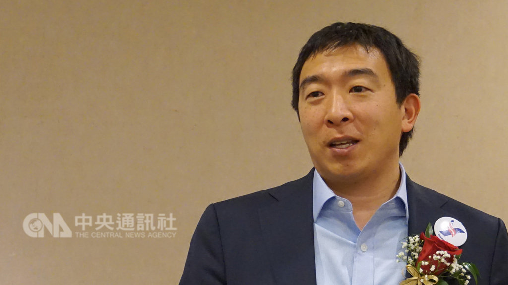 競選2020年美國總統的台裔青年創業家楊安澤19日在洛杉磯向台商闡述政見。中央社記者林宏翰洛杉磯攝 108年1月20日
