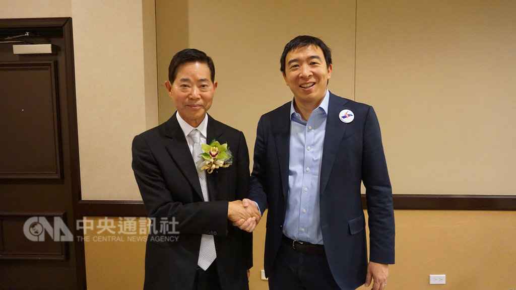 台裔創業家楊安澤(右)爭取美國民主黨2020年總統選舉提名,行政院政務顧問、洛杉磯台商楊信(左)表達支持。中央社記者林宏翰洛杉磯攝 108年1月20日