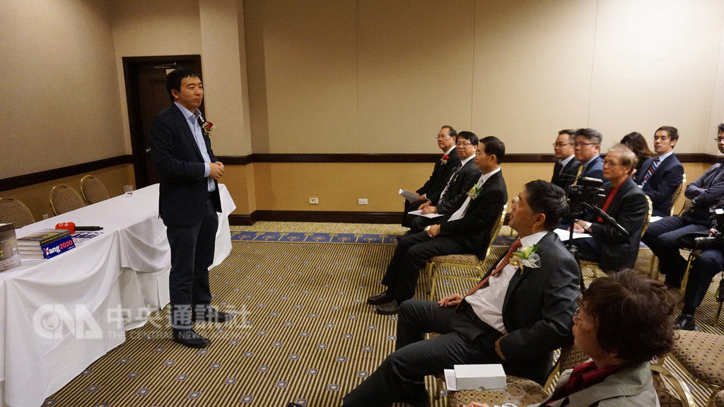 競選2020年美國總統的台裔青年創業家楊安澤(左)指出,新科技取代人工對美國經濟造成衝擊,而非現任總統川普所指的移民問題。中央社記者林宏翰洛杉磯攝 108年1月20日