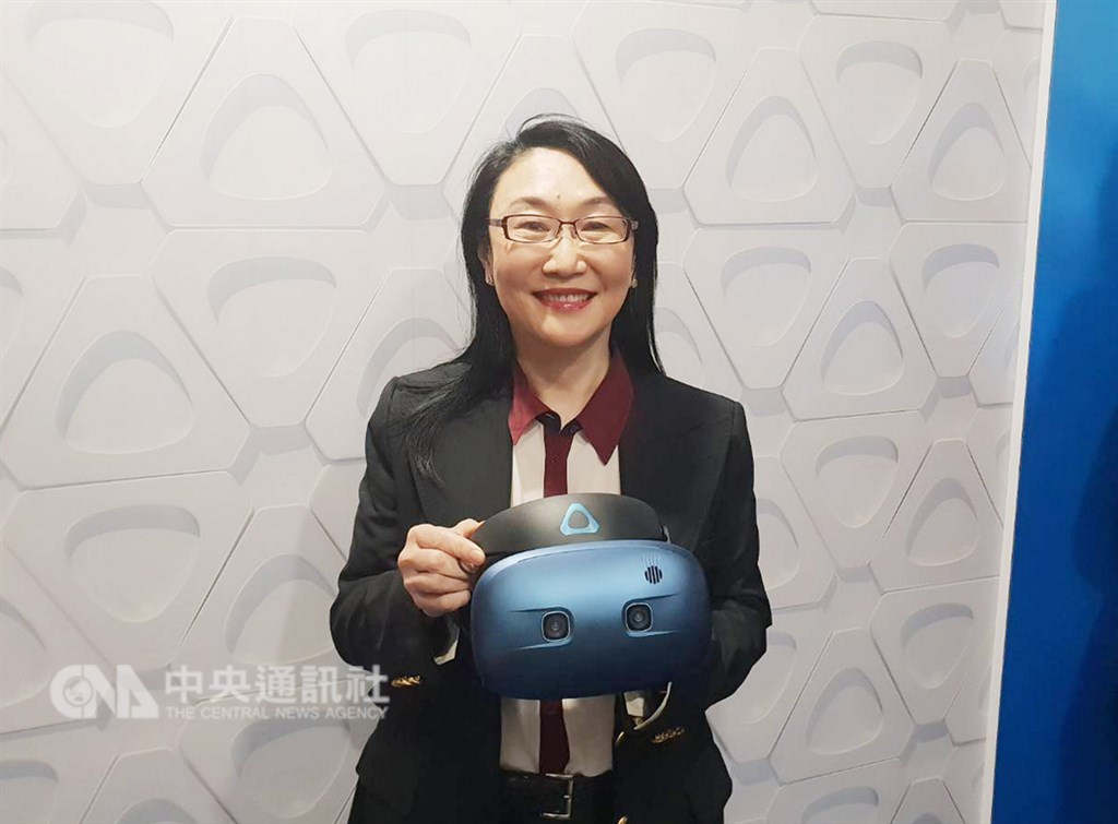 宏達電在CES展出VIVE Pro Eye、VIVE COSMOS的虛擬實境(VR)新品,全球已奪36項大獎。圖為宏達電董事長王雪紅手持VIVE COSMOS。(中央社檔案照片)