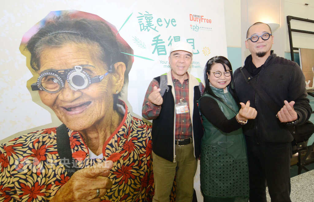 「醫在偏鄉公益攝影展」即日起至24日在桃園國際機場第2航廈展出;透過攝影師郭政彰(右)的鏡頭,讓國內外旅客看到台灣偏鄉醫療影像中央社記者邱俊欽桃園機場攝 108年1月22日