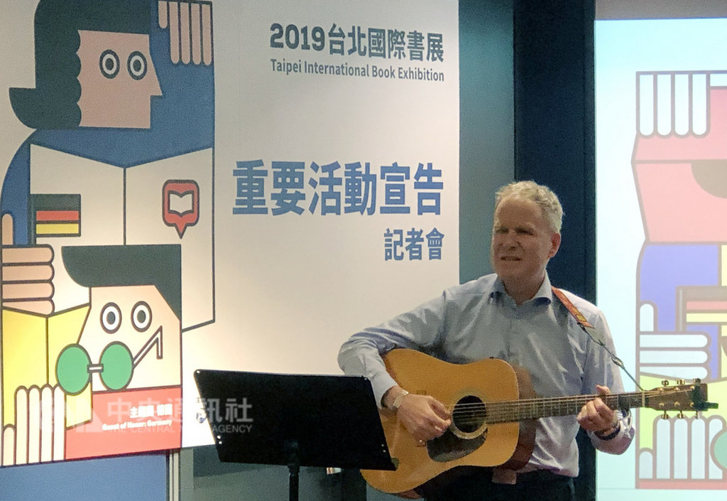 加拿大駐台北貿易辦事處政經暨公共事務處長馬孟凱(Michael McCulloch)22日出席2019台北國際書展要活動宣告記者會,現場以吉他自彈自唱。中央社記者魏紜鈴攝 108年1月22日