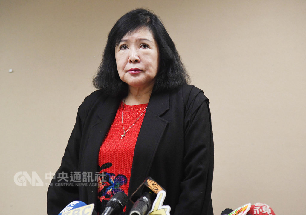 資深藝人鄭惠中(圖)22日傍晚在記者會中發表聲明指出,因對去蔣化政策不滿,在中午餐會一時情緒失控出手打人,對文化部長鄭麗君表達歉意,但不會對抗議去蔣化一事致歉。中央社記者王飛華攝 108年1月22日