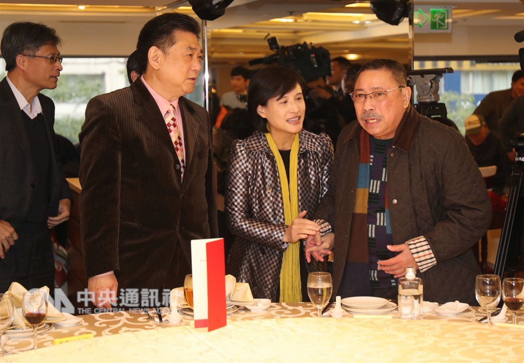 關懷演藝人員春節餐會22日在台北神旺大飯店舉行,文化部長鄭麗君(右2)出席與會,和資深藝人陳松勇(右)、康凱(前左)等寒暄致意。中央社記者裴禛攝 108年1月22日
