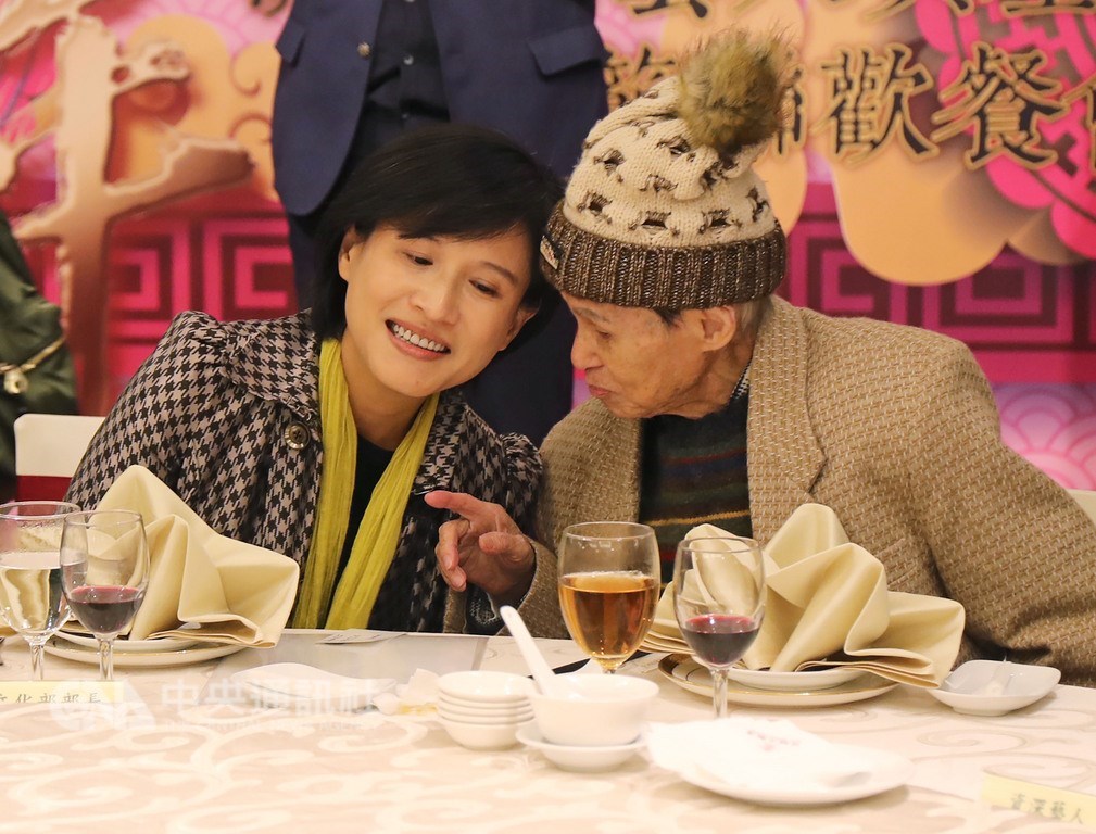 關懷演藝人員春節餐會22日在台北神旺大飯店舉行,文化部長鄭麗君(左)出席與會,和資深藝人文夏(右)寒暄。中央社記者裴禛攝 108年1月22日