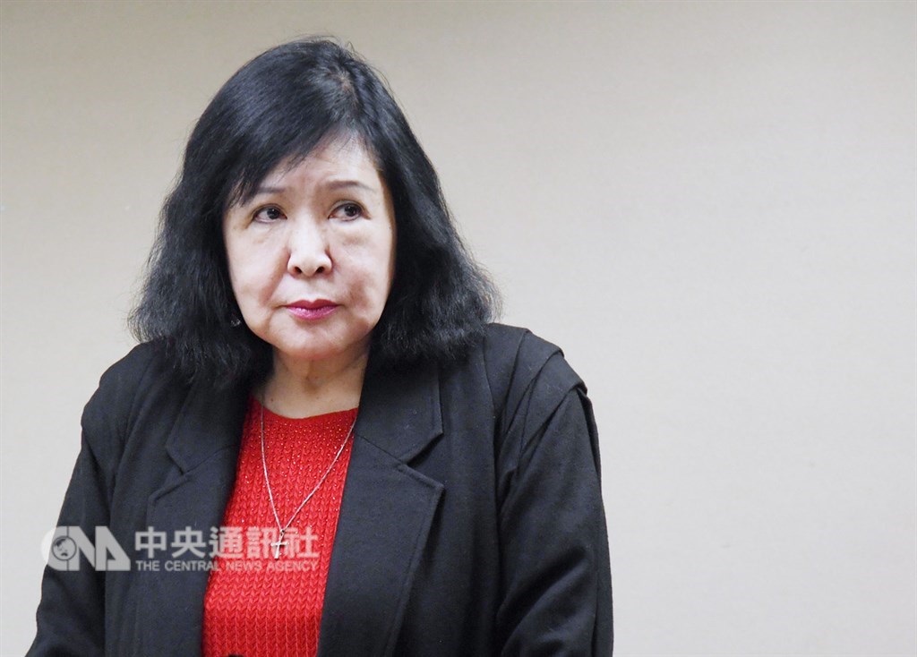 文化部長鄭麗君22日出席關懷資深藝人餐會,卻突遭藝人鄭惠中(圖)呼巴掌。鄭惠中傍晚出席記者會表示,願為自己情緒失控的衝動行為向鄭麗君道歉,但不會為抗議去蔣化一事道歉。中央社記者王飛華攝 108年1月22日