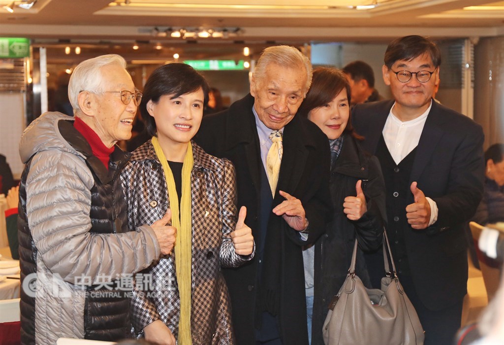 關懷演藝人員春節餐會22日在台北神旺大飯店舉行,文化部長鄭麗君(左2)、華視總經理莊豐嘉(右)出席與會,和資深藝人常楓(中)等合影留念。中央社記者裴禛攝 108年1月22日