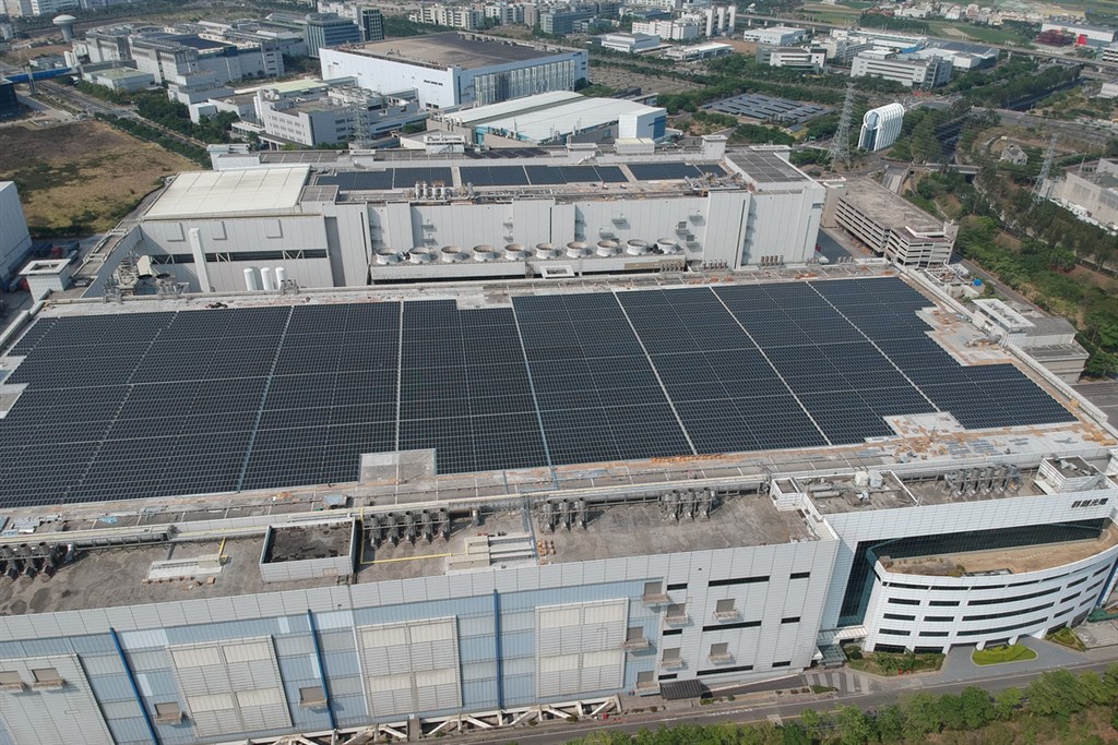 為實踐低碳綠能目標,台南市政府推動「台南陽光電城」專案計畫,鼓勵業者利用廠房等屋頂設置太陽光電發電系統。圖為空照圖。(台南市經濟發展局提供)中央社記者楊思瑞台南傳真 108年1月23日