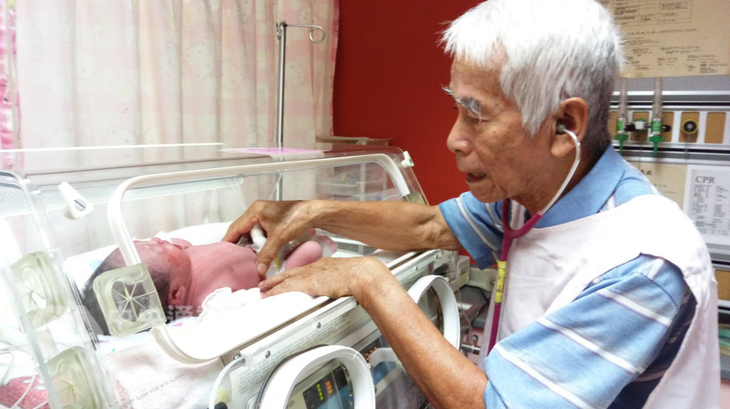 偏鄉或資源不足地區的兒科醫師難尋,在恆春基督教醫院,83歲兒科醫師張健昌(右)擔心孩子找無醫,不僅看診還要值班。(恆基醫院提供)中央社記者陳偉婷傳真 108年1月23日
