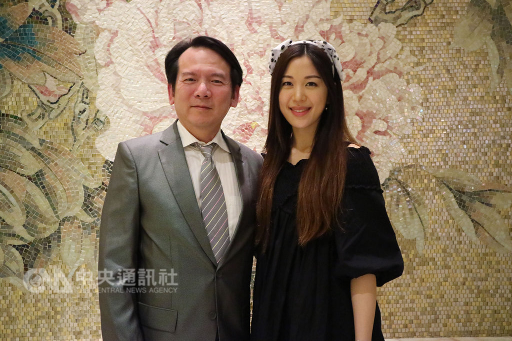 龍的傳人40年版日前發布,原唱李建復(左)找來女兒李友珊一起加入演唱。談及兩岸關係,李建復表示,台灣在保存傳統文化上做得更好,是很有能力向大陸文化輸出的,兩岸若能透過文化互相理解,氣氛將更友善。(資料照片)中央社記者陳家倫上海攝 108年1月23日