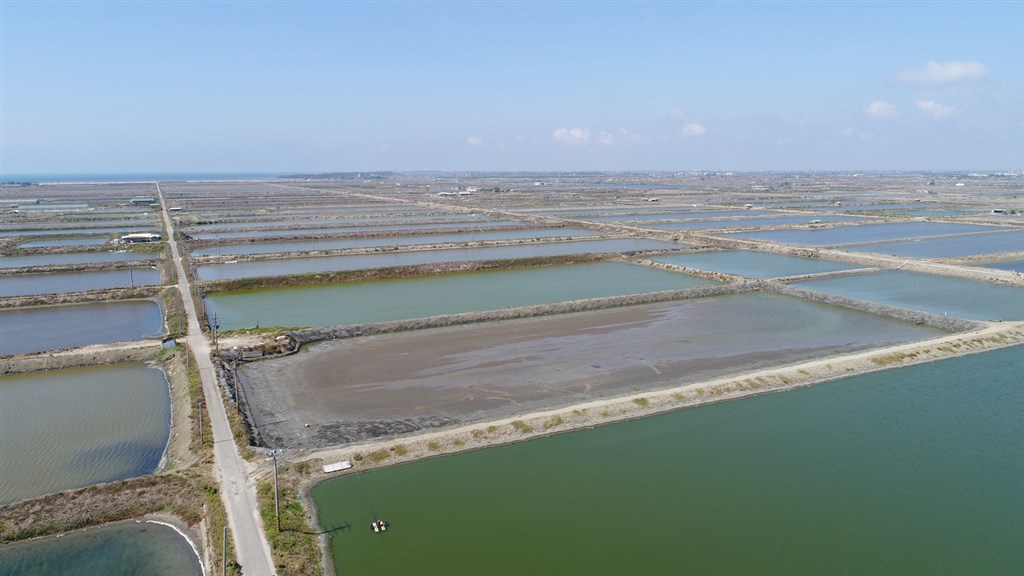 Google23日宣布在台灣購買10MW(千瓩)的再生能源電力,開發夥伴永鑫能源將協助Google架設4萬個太陽能面板至台南的養殖場魚池,將土地有效利用率最大化。(Google提供)中央社記者吳家豪傳真 108年1月23日