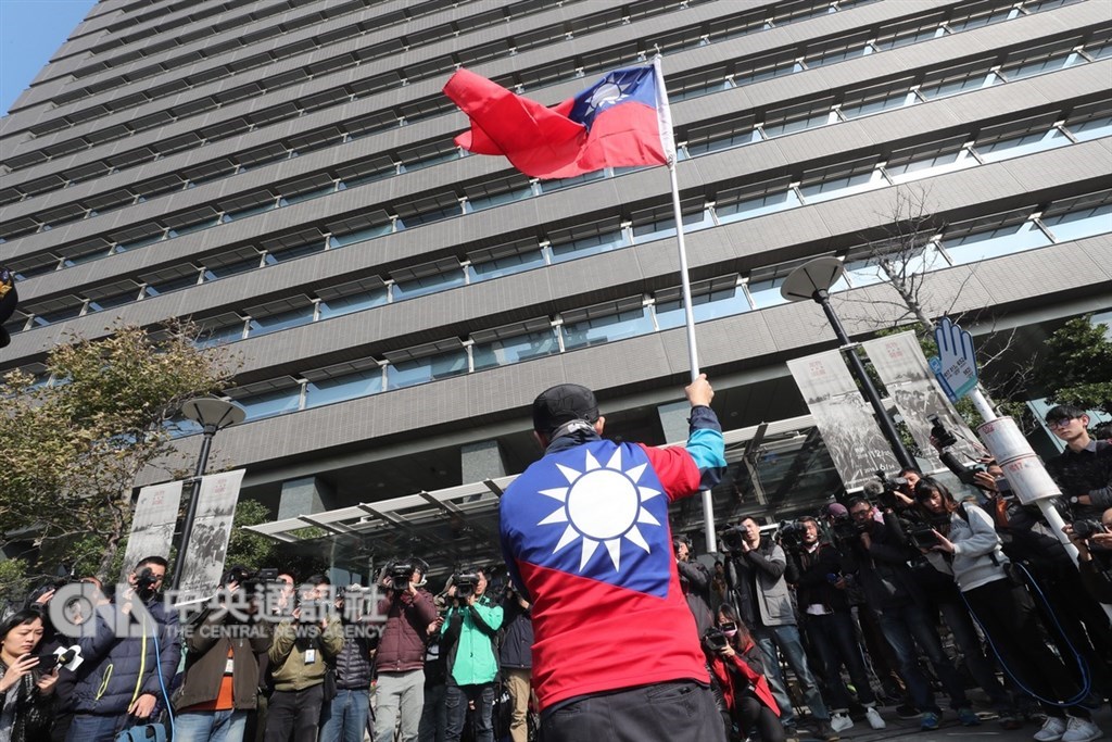 資深藝人鄭惠中22日在資深藝人春節餐會上掌摑文化部長鄭麗君。一名擁蔣人士23日上午身穿國旗衣、手中高舉國旗,在文化部前力挺鄭惠中。中央社記者吳家昇攝 108年1月23日