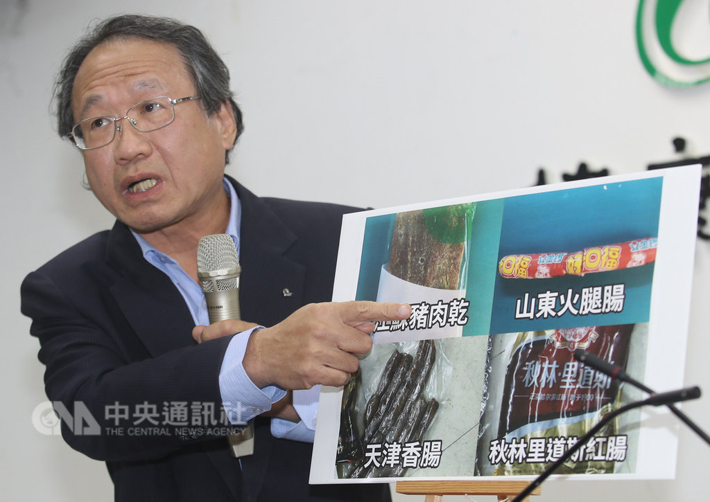 非洲豬瘟中央災害應變中心24日舉行記者會,農委會副主委黃金城(圖)宣布,現行是外國人如果違規,第一次離境後,如果仍沒繳清罰鍰,第二次入境時將拒絕入境,但25日起強化力度,違規當下被開出20萬元罰單時,如果不繳清就拒絕入境。中央社記者張新偉攝 108年1月24日