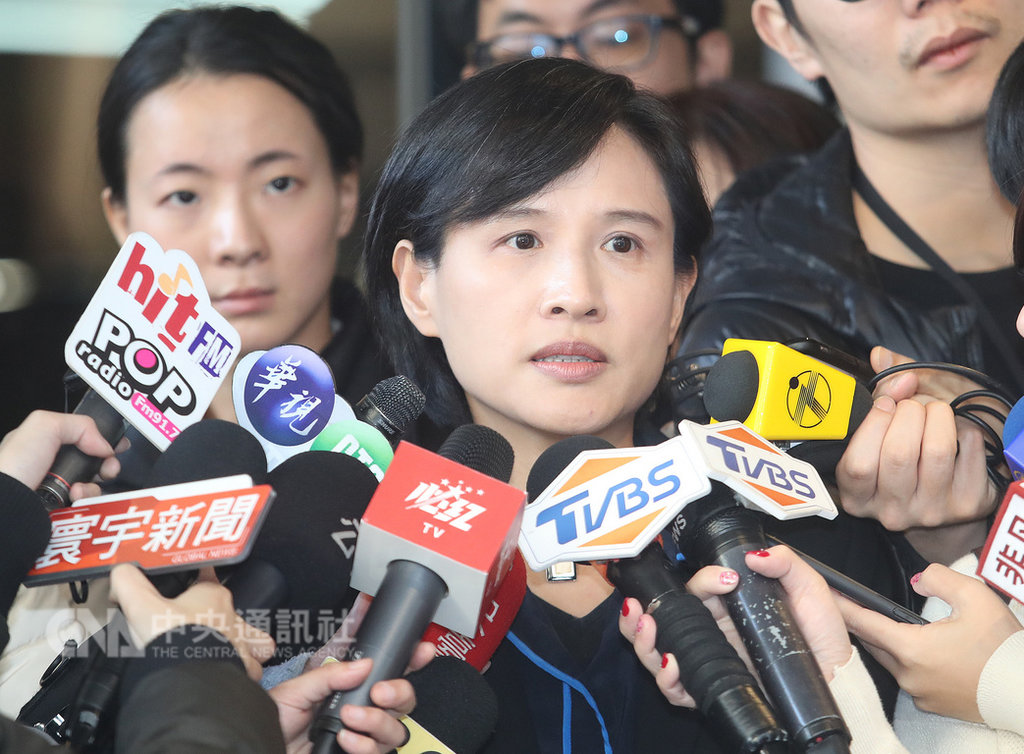 文化部長鄭麗君(前)24日受訪時被問及遭資深藝人鄭惠中掌摑後,鄭惠中是否曾致電給她或向她道歉,鄭麗君說:「沒有接獲。」中央社記者張新偉攝 108年1月24日