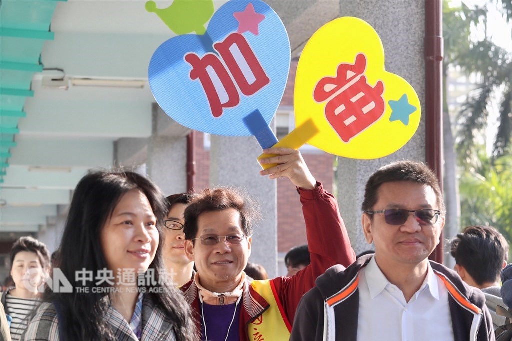 108學年度學科能力測驗25日登場,今年約13.8萬人報考,上午建國中學試場,有師長在考試前舉標語為考生加油打氣。中央社記者吳翊寧攝 108年1月25日