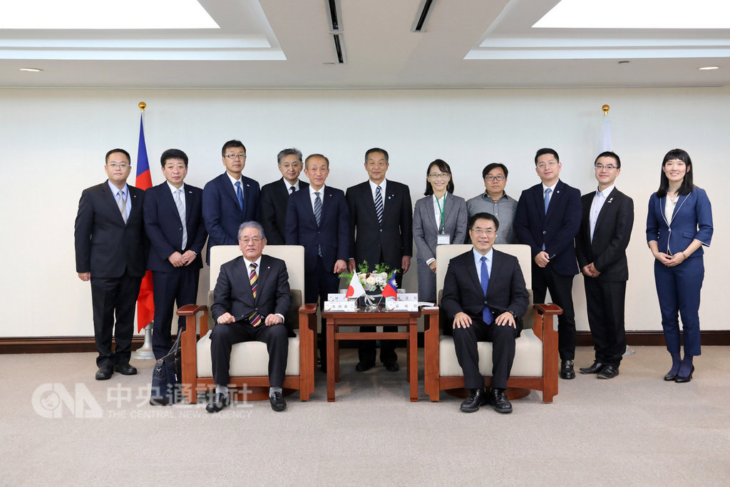 日本群馬縣水上町長鬼頭春二(前左)25日率團拜會台南市長黃偉哲(前右);日本政府唯一派駐台灣的公務員、水上町台灣事務局局長阿部真行(後右2)也證實,長官已同意他續留台南,但時間多久仍不確定。(台南市政府提供)中央社記者張榮祥台南傳真 108年1月25日