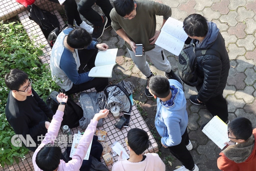 大學入學考試中心舉辦的108學年學科能力測驗25日登場,今年約13.8萬人報考。建國中學試場的考生在考前認真K書,備戰學測。中央社記者吳翊寧攝 108年1月25日