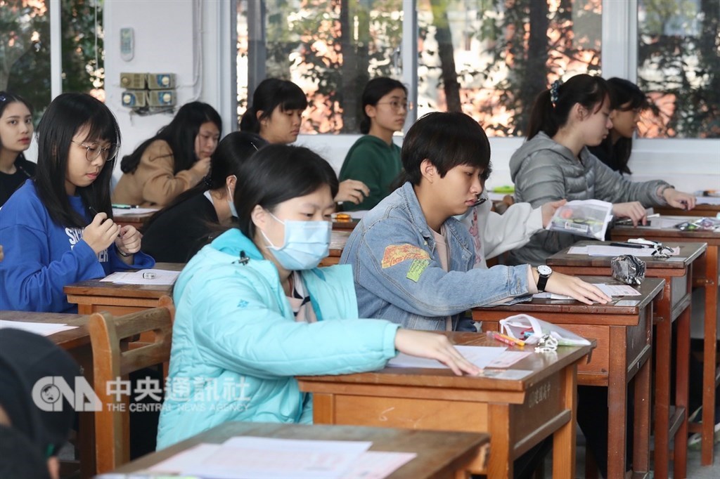 大學入學考試中心舉辦的108學年學科能力測驗25日登場,上午考英文,考試時間為100分鐘。中央社記者吳翊寧攝 108年1月25日