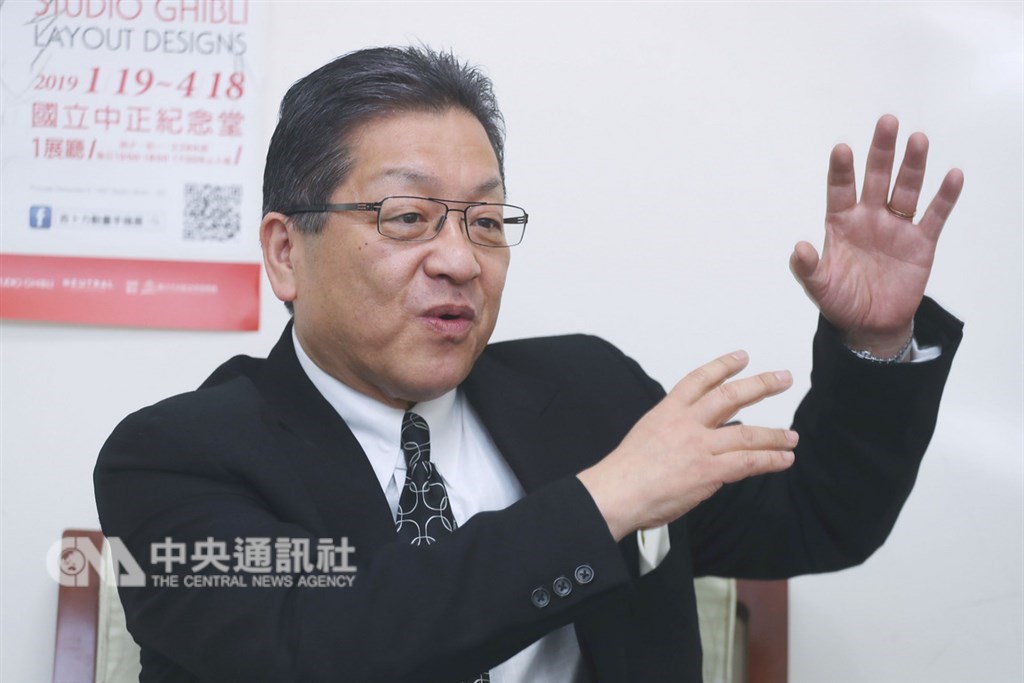 吉卜力工作室會長星野康二日前受訪表示,他一路跟著吉卜力工作室成長,儘管得迎向CG動畫潮流,但手繪動畫對他而言,猶如無法割捨的情感。他說,日本很多製作草鞋、木靴等手工業的職人存在著,而手繪動畫師和這些職業是並行的,「它有它的力量,所以這樣的傳統並不會消失,我也不希望它消失」。中央社記者吳翊寧攝 108年1月25日