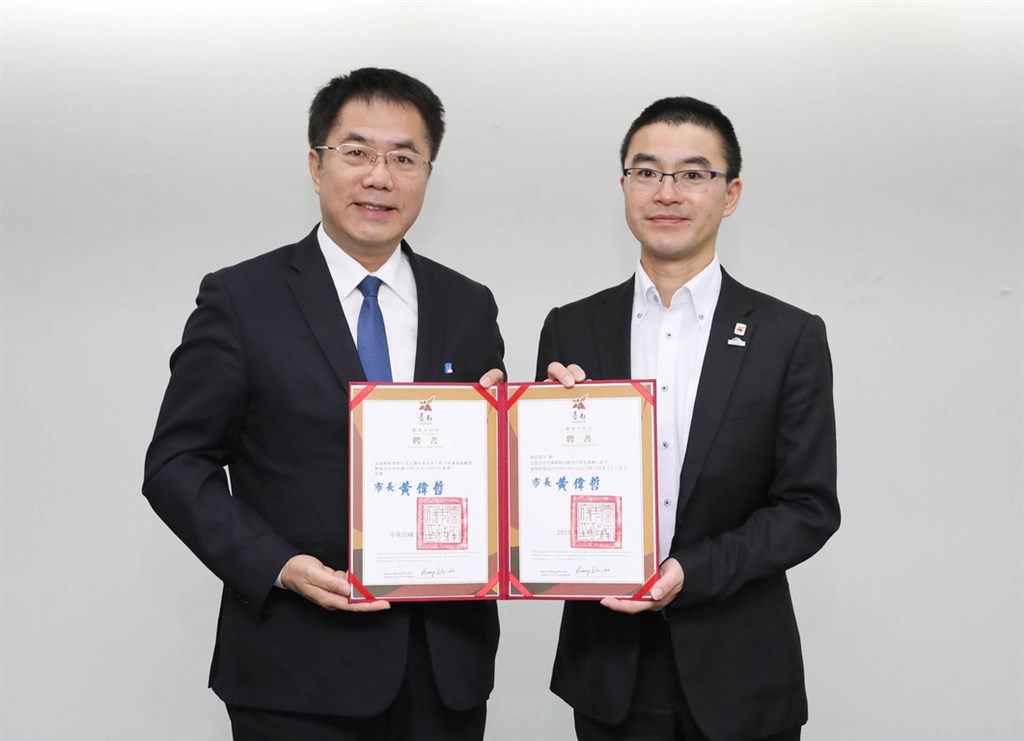 台南市長黃偉哲(左)23日續聘日本唯一一名長期派駐在台灣地方政府的公務員阿部真行(右),擔任「對日事務諮詢顧問」。(台南市政府提供)中央社記者張榮祥台南傳真 108年1月23日