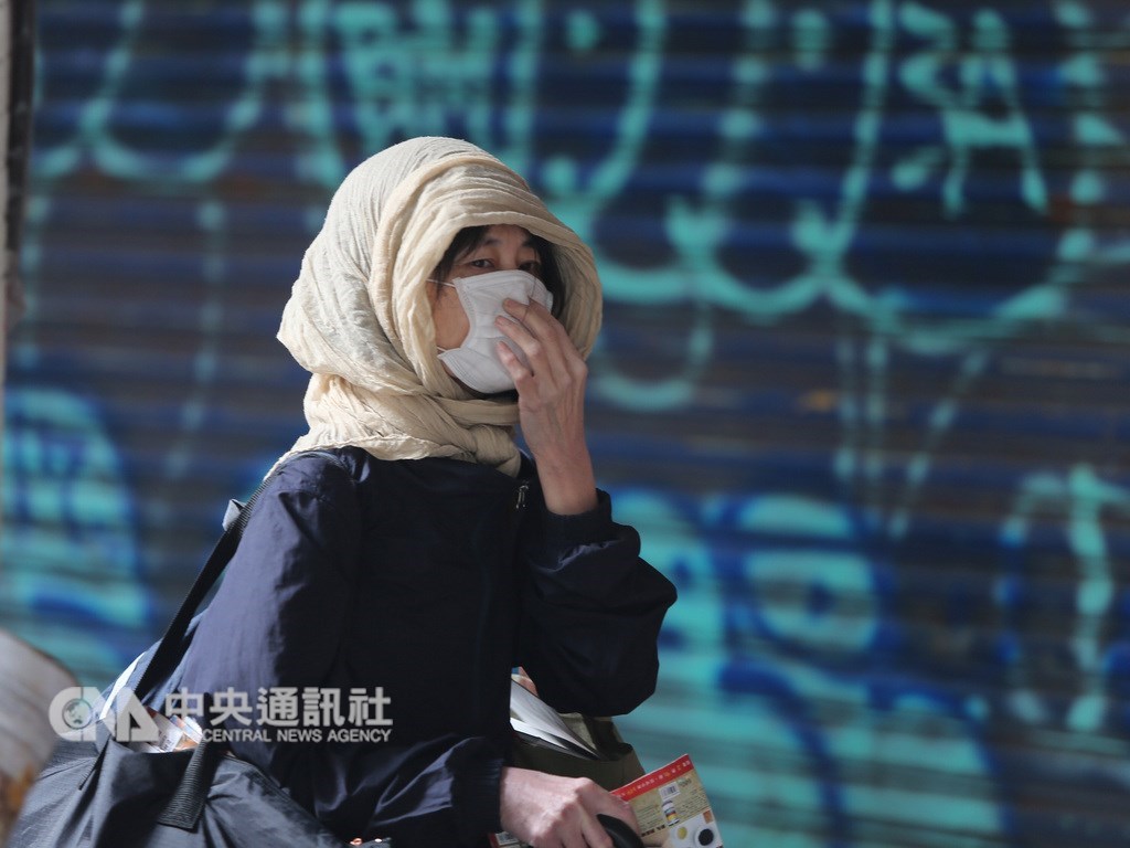 中央氣象局表示,26日強烈大陸冷氣團南下,氣溫逐漸下降,北台灣高溫僅攝氏16、17度,中南部及花東約20至25度,北部及東半部有局部短暫雨。走在台北街頭的民眾,上午戴上帽子、口罩禦寒。中央社記者徐肇昌攝 108年1月26日