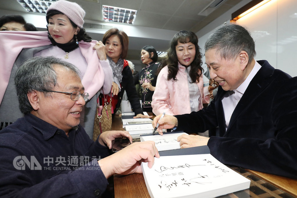 知名作家白先勇(右)26日下午在台北出席最新散文集「八千里路雲和月」分享會,暢談心路歷程與創作點滴,並為讀者簽書。中央社記者吳翊寧攝 108年1月26日