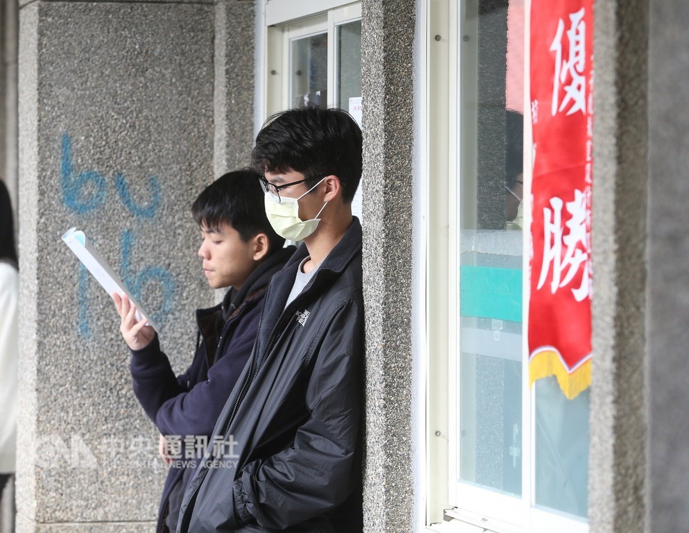 108學年度大學入學考試學科能力測驗26日進入第2天,考數學、國語文寫作能力測驗和自然,考生在教室外把握時間做最後複習。中央社記者謝佳璋攝 108年1月26日