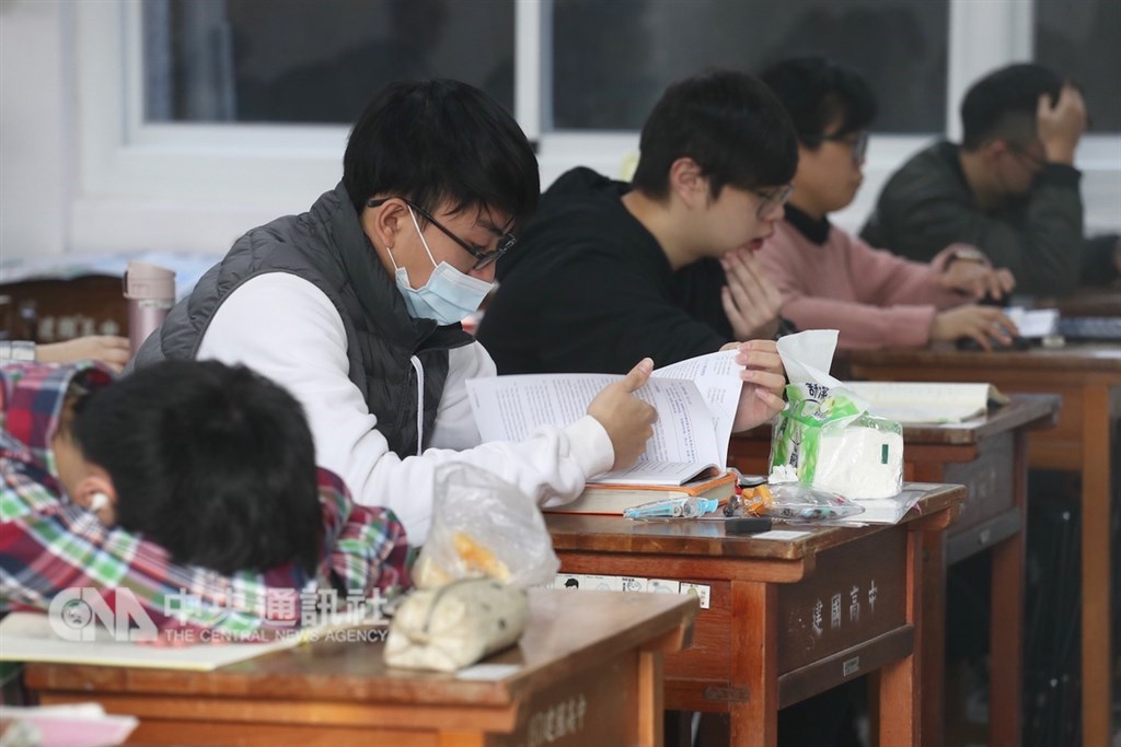 學測26日最後一科考自然,考試內容取材生活化。圖為考生認真K書。(中央社檔案照片)