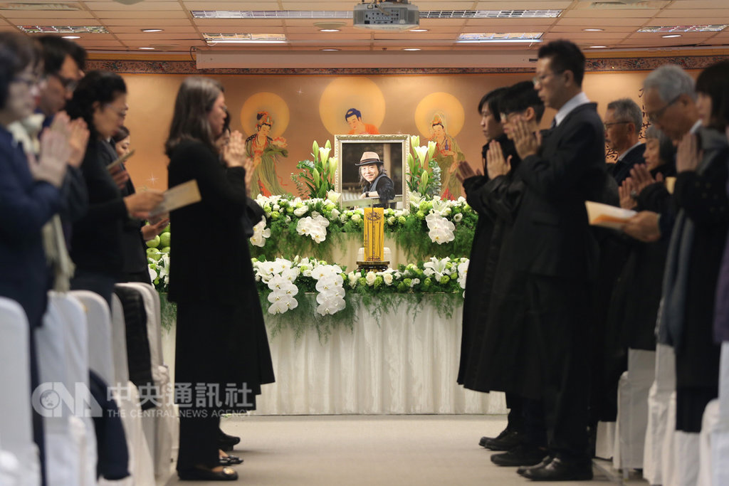 作家林清玄以佛理入文,著作超過百部,22日去世,享壽65歲,告別式27日在佛光山台北道場舉行,家屬在會場追思。中央社記者鄭傑文攝 108年1月27日