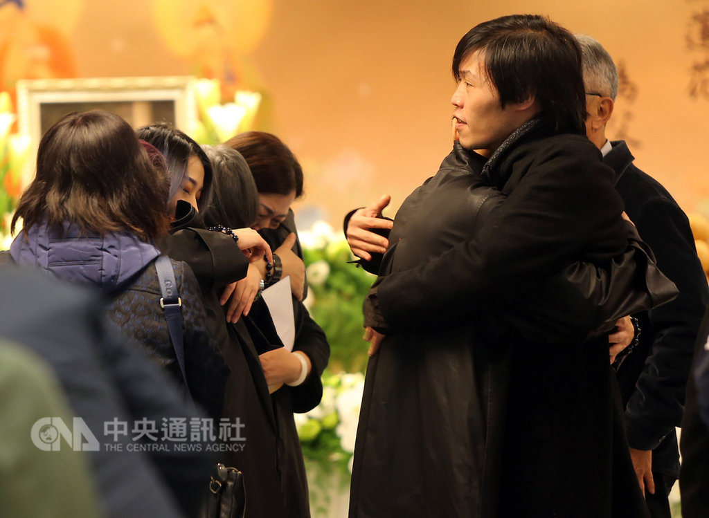 作家林清玄22日去世,享壽65歲,告別式27日在佛光山台北道場舉行,家屬在會場滿懷不捨相擁而泣。中央社記者鄭傑文攝 108年1月27日