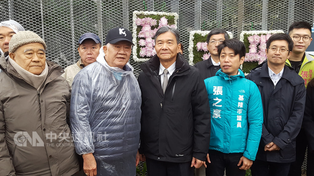 太平輪海難70週年,基隆市政府27日舉辦追思活動,文化部長鄭麗君原定出席追思活動,因故取消;對於鄭麗君日前遭掌摑,前資深球評、太平輪遺屬代表張昭雄(前左2)表示「打巴掌」事件不可取。中央社記者王朝鈺攝 108年1月27日