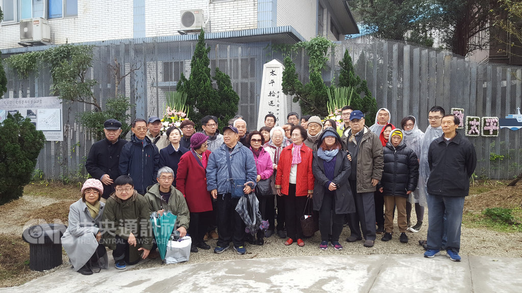 太平輪海難70週年,基隆市政府27日上午在太平輪紀念碑公園舉辦追思活動,活動以「致太平」為主軸,現場搭配交響樂團演奏,活動結束後,家屬在紀念碑前合影。中央社記者王朝鈺攝 108年1月27日