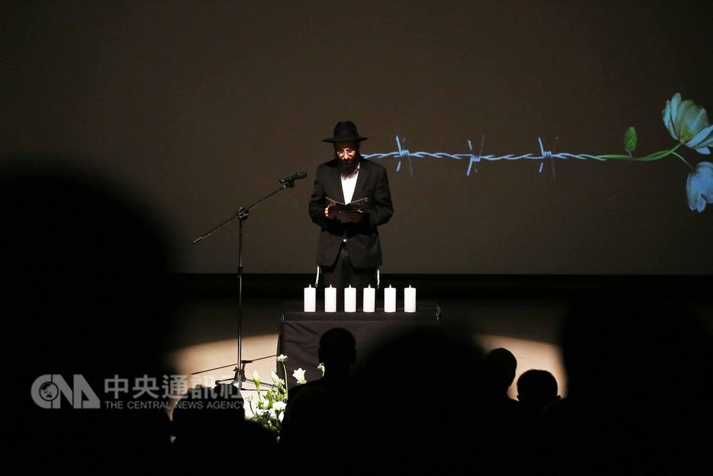 由駐台北以色列經濟文化辦事處、德國在台協會主辦的「2019國際猶太大屠殺紀念日」,27日在國家圖書館舉辦,並點上蠟燭共同祈禱。中央社記者游凱翔攝 108年1月27日
