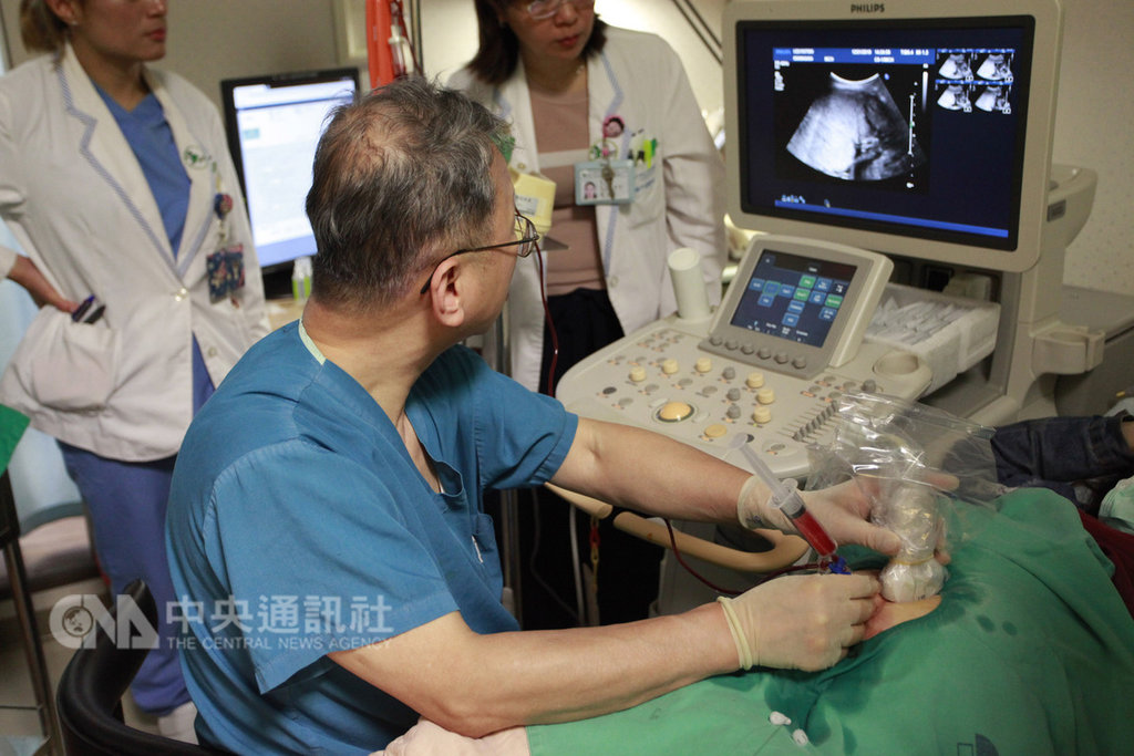 花蓮一名李姓孕婦在懷孕23週時感染蘋果病,全身水腫、血壓飆高,腹中胎兒貧血合併腹、肺部水腫、心臟肥大,所幸經醫院採子宮內臍帶輸血方式治療後,孕婦和胎兒都已恢復健康。(門諾醫院提供)中央社記者李先鳳傳真 108年1月28日