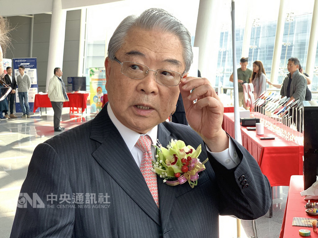新金寶集團29日舉辦旺年晚會,集團董事長許勝雄表示,全球經濟不景氣,2019年台灣經濟屬於「外冷內溫」,內溫的原因是有政府投資、台商回流設廠及觀光業刺激消費。中央社記者吳家豪攝 108年1月29日