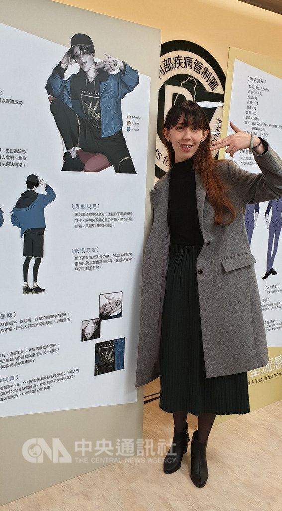 衛生福利部疾病管制署推疾病擬人企劃,將傳染病轉化成漫畫人物,29日公開設計細節,繪師羅培珊到場分享創作過程,並與她最喜歡的角色「流感」合影。中央社記者陳偉婷攝 108年1月29日