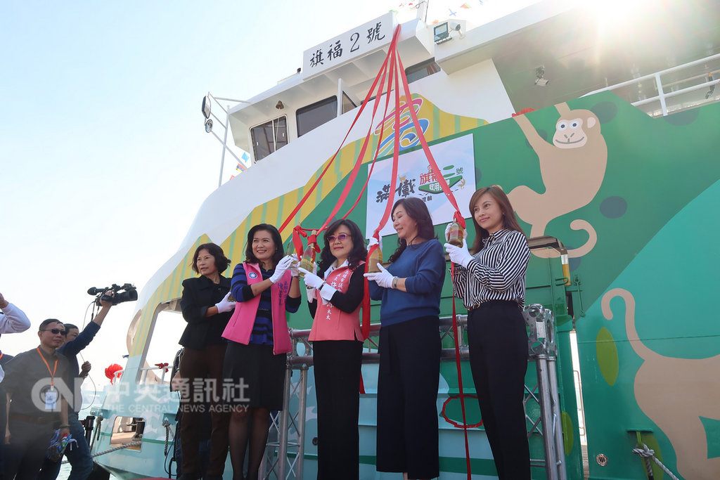 高雄第二艘電力渡輪「旗福二號」29日下水啟用,啟用儀式在有百年歷史建築棧貳庫海側廣場舉行,高雄市長韓國瑜夫人李佳芬(右2)等人出席。中央社記者王淑芬攝 108年1月29日