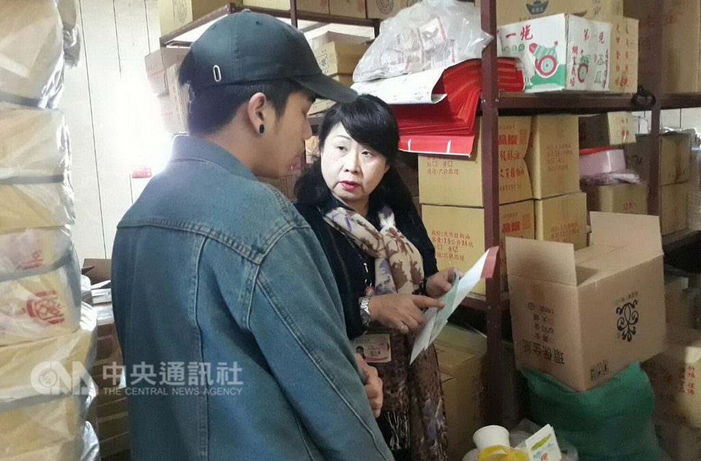 新北市一名林姓男子去年底開車為母送貨,不慎撞上多台法拉利跑車,賠償金可觀。新北市社會局救助科長石玉麗(後)30日將各界捐助善款約新台幣544萬元交給林男(前),讓林男相當感激,也表示未來將努力回饋社會。(新北市社會局提供)中央社記者黃旭昇新北市傳真 108年1月30日