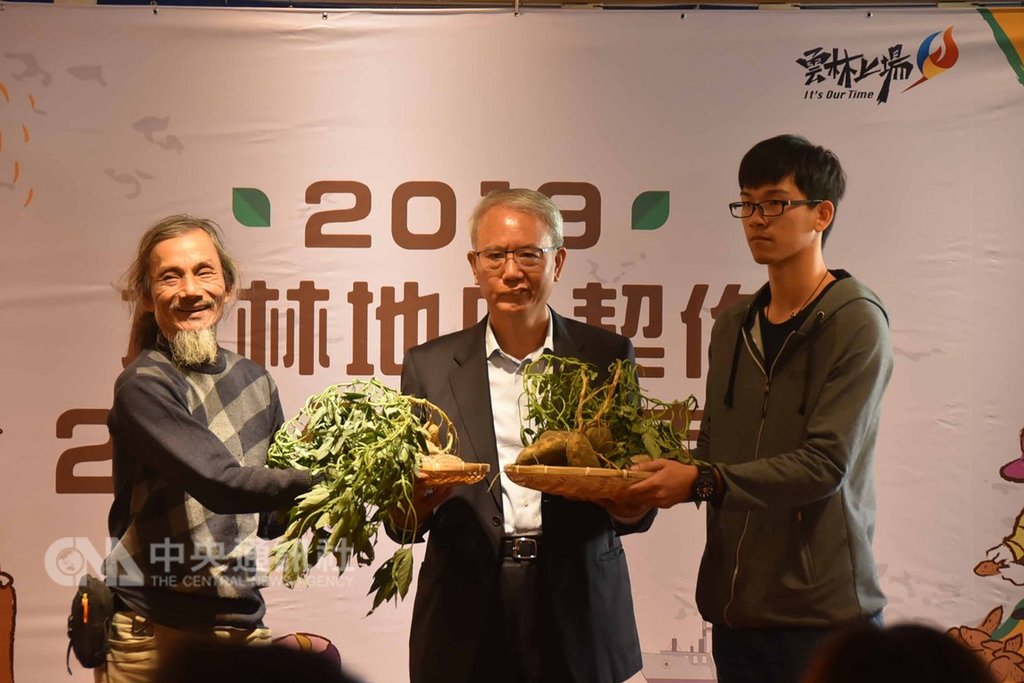 頂新集團前董事長魏應充(中)30日前往雲林縣政府參加水林地瓜契作簽署合約,農民贈送台農57號地瓜表達感謝。中央社記者葉子綱攝 108年1月30日