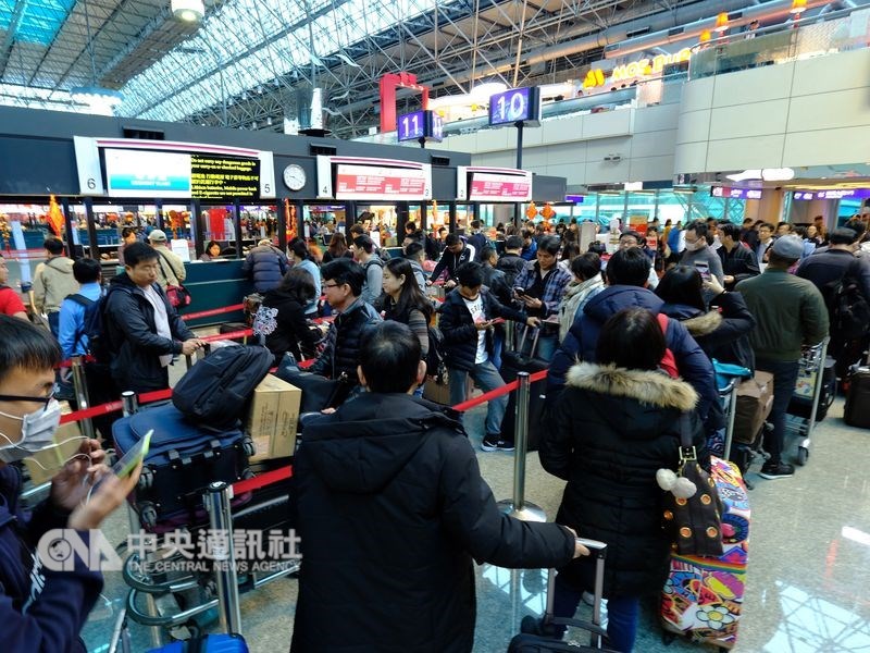 春節是出國尖峰期,疾管署提醒,民眾去日本要小心流感、德國麻疹、傳染性紅斑症和梅毒,去東南亞則要小心麻疹和登革熱。(中央社檔案照片)