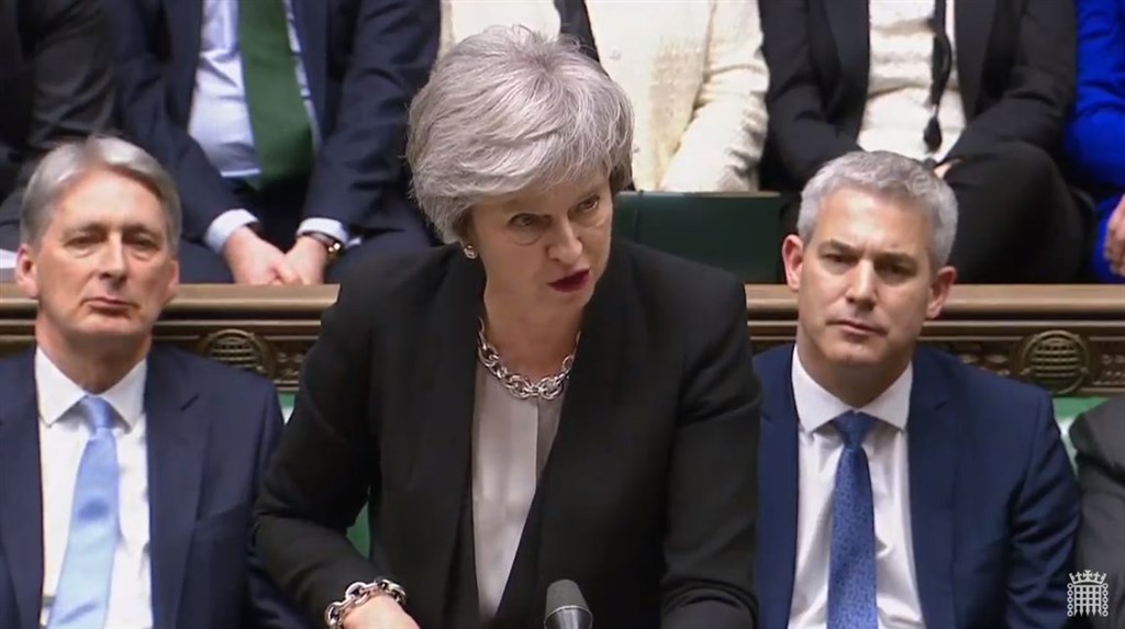 英國國會29日表決通過脫歐協議修正案,首相梅伊(前)將重新前往歐盟,重啟脫歐協議談判。(圖取自UK Parliament YouTube頻道網頁youtube.com)
