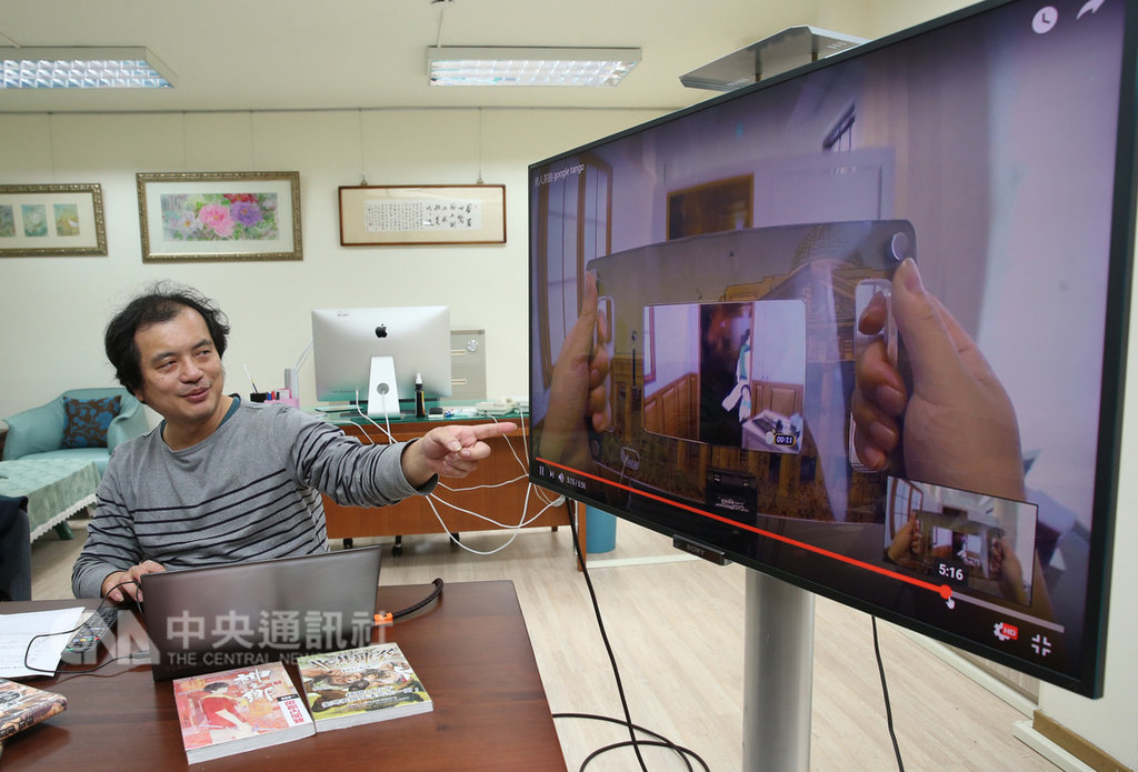 2019台北國際書展2月中旬將登場,本屆書展一大亮點是中央研究院與文化部合作首創的「幻境漫遊_CCC創作集數位體驗展」,在書展開展前,策展人黃冠華接受中央社專訪,解說幻境漫遊的原創亮點。中央社記者鄭傑文攝 108年1月31日