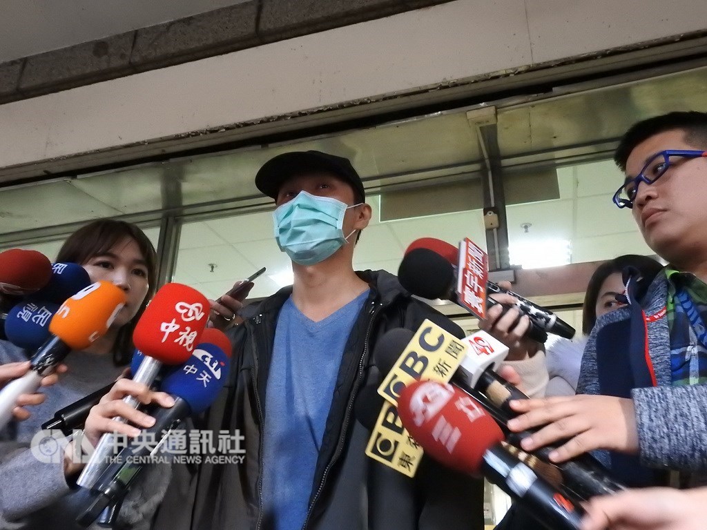 新北市蘆洲區林姓男子(中)酒後因肉圓未加辣而對妻兒施暴,他日前戴著口罩、頭戴棒球帽現身集賢派出所門口,對事件造成社會大眾紛擾致歉,也對浪費社會資源及造成社區鄰居不便道歉。(中央社檔案照片)