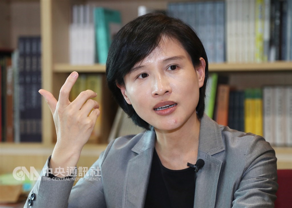 文化部長鄭麗君在接受中央社專訪時說,現在是數位時代,並把公共媒體形容為一艘航空母艦,要落實公共化、產業化、國際化,國家透過公媒作為傳播平台,同時促進內容發展,另有文策院提升產值,以及配合OTT的傳播通路政策,她把這3項比喻為「陸、海、空」政策,要有全面的願景和視野,才能帶動文化傳播。中央社記者張皓安攝 108年1月31日