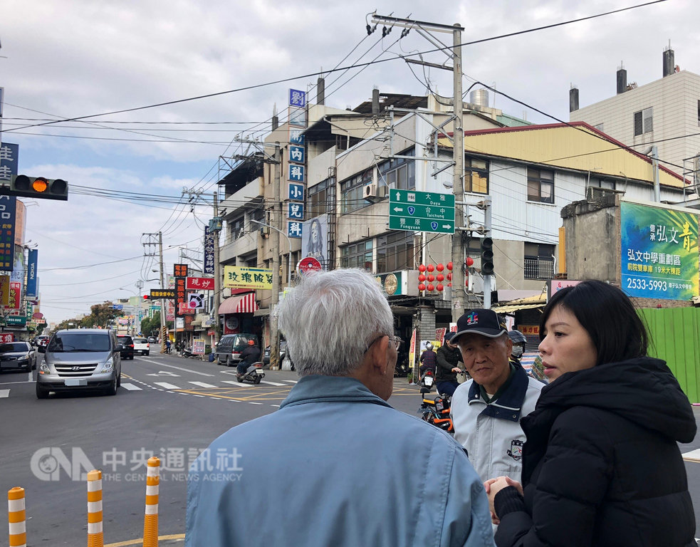 台中市潭子區潭子街短短50公尺道路,竟有4支電線桿、1座電箱佇立,造成道路狹窄,30年來人車爭道,立委洪慈庸(右)1日前往會勘,將爭取電線桿地下化,改善交通。中央社記者趙麗妍攝 108年2月1日
