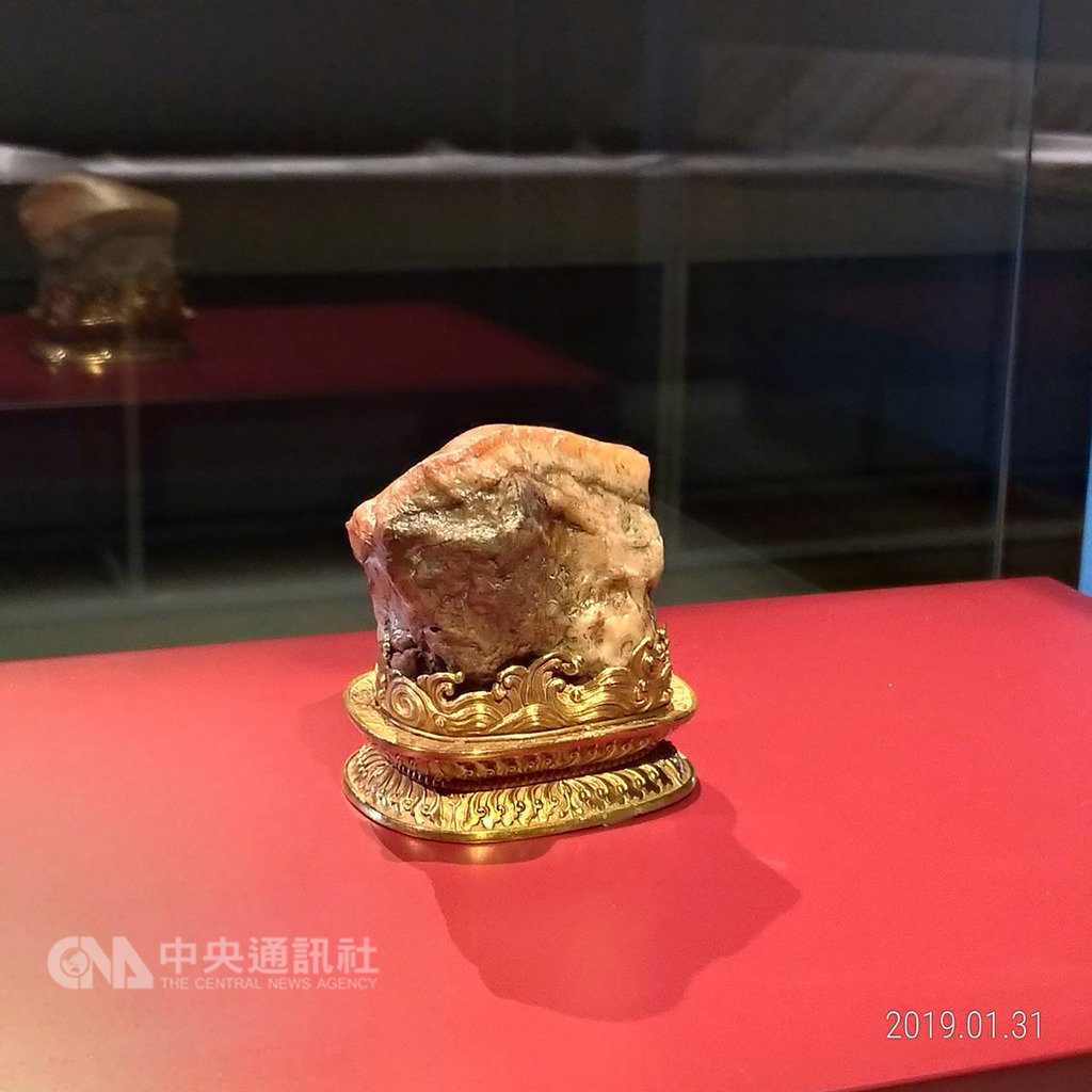 國立故宮博物院與澳洲新南威爾士藝術博物館合作的「天地人:臺北國立故宮博物院珍寶展」將於2日開展,其中展出的「肉形石」備受矚目。(故宮提供)中央社記者汪宜儒傳真 108年2月1日